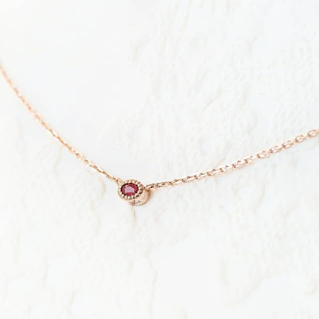 Collier ovale rubis or rose