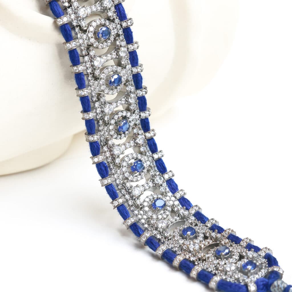Bracelet manchette bleu orné de cristaux brillants tressé pour femme