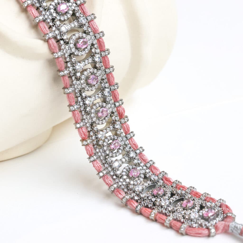 Bracelet manchette rose orné de cristaux brillants tressé pour femme