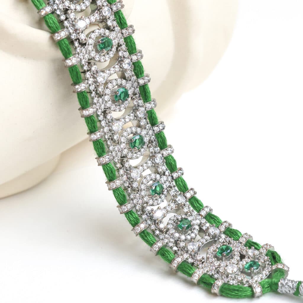 Bracelet manchette tressé vert émeraude orné de cristaux brillants verts et blancs pour femme