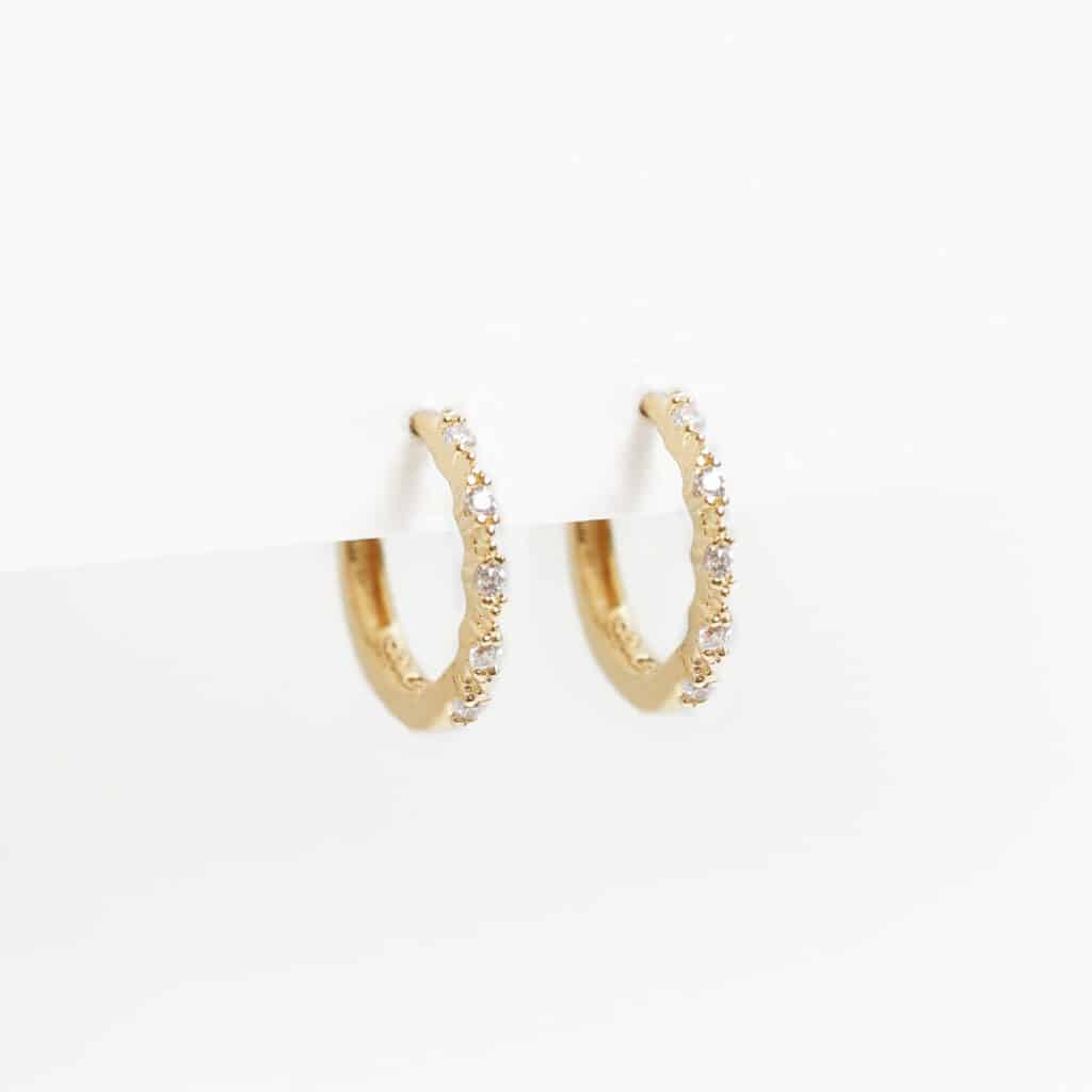 Mini créoles brillantes en plaqué or doré serties de zircons blancs pour femme