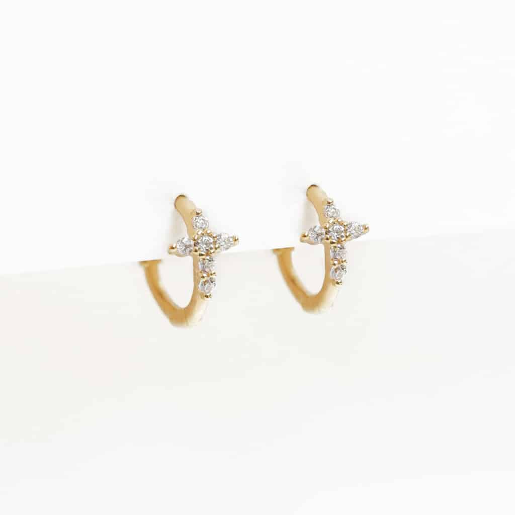 Mini créoles pour enfant serties d'une petite croix en zircons blancs brillants