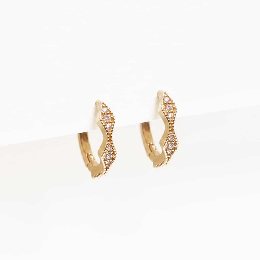Mini créoles ondulées brillantes en plaqué or doré serties de cristaux blancs brillants pour femme