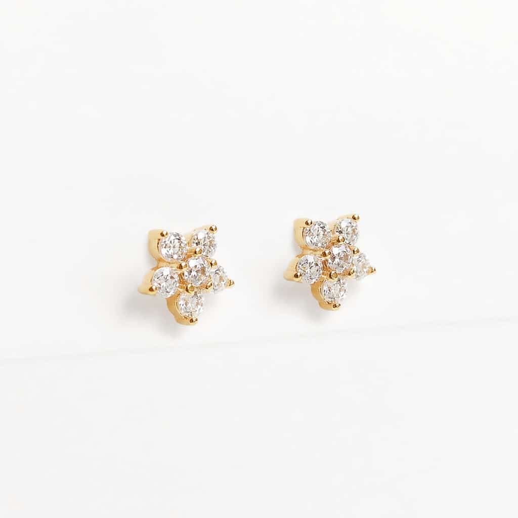 Petites boucles d'oreilles puces fleurs en plaqué or doré 18 carats ornées de cristaux cz blancs brillants pour femme et enfant