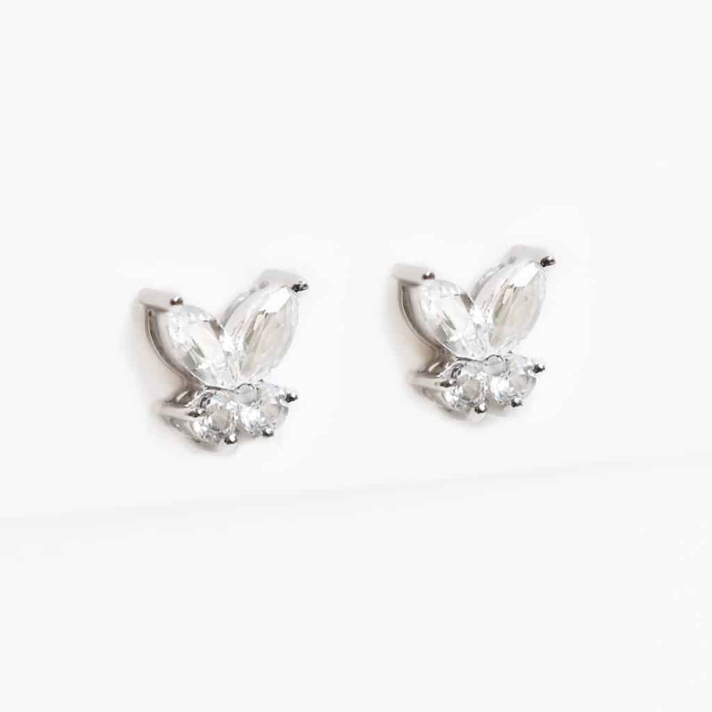 Puces d'oreilles papillons en topazes blanches véritables en argent pour femme.