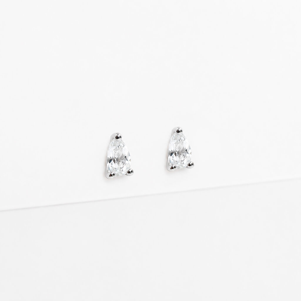 Puces d'oreilles en argent 925 serties de topazes blanches véritables poires pour femme.